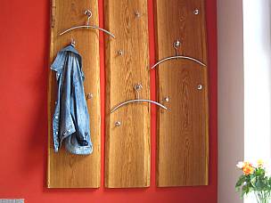 Garderobe in Eiche- Massivholz mit Waldkante, natur geölt